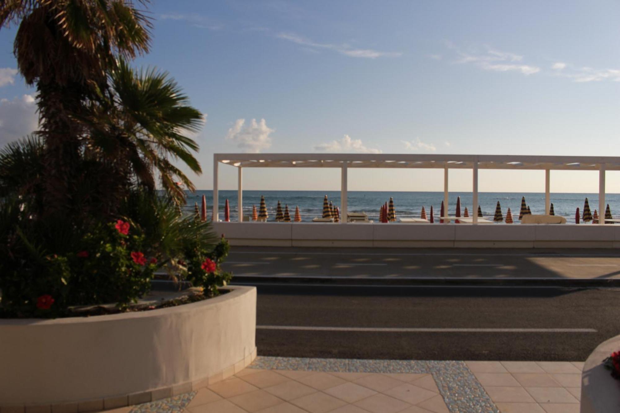 Hotel Caravel Marotta Extérieur photo